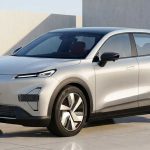 Vista frontal tres cuartos de la Deepal S05 Max color plata satélite, el vehículo híbrido enchufable que logró un récord histórico de ventas mensuales en Colombia durante marzo de 2026.