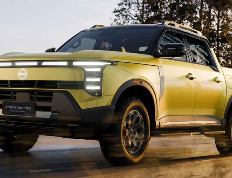 Vista de tres cuartos delantera de la nueva pick-up Nissan Frontier Pro Plug-in Hybrid color amarillo arena, en movimiento sobre una carretera rodeada de árboles.