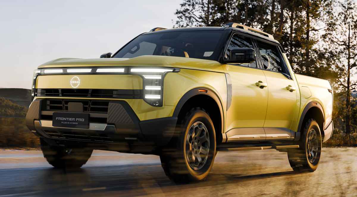 Vista de tres cuartos delantera de la nueva pick-up Nissan Frontier Pro Plug-in Hybrid color amarillo arena, en movimiento sobre una carretera rodeada de árboles.