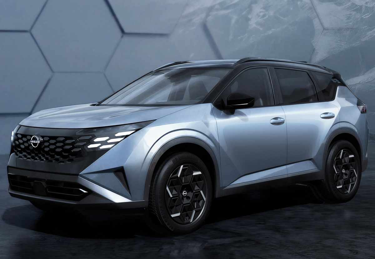 Vista frontal de tres cuartos de la SUV Nissan X-Trail e-POWER color azul claro platinado, estacionada en un estudio con un fondo de iluminación geométrica hexagonal.