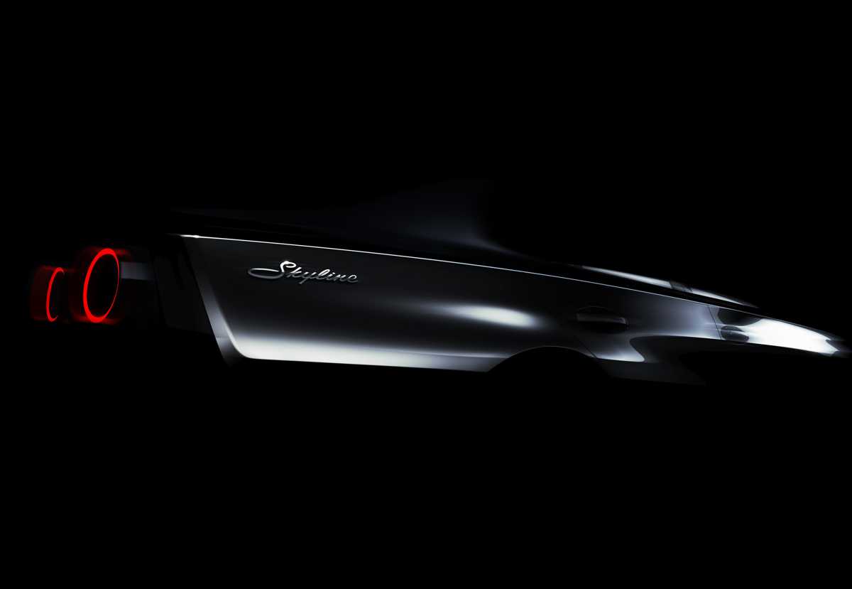 Silueta lateral oscurecida del deportivo Nissan Skyline, resaltando el reflejo de la luz sobre la carrocería, la insignia cromada en cursiva y sus icónicas luces traseras circulares iluminadas en rojo intenso.