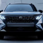 Vista frontal directa de la nueva SUV Nissan X-Trail e-POWER color azul plateado, destacando su enorme parrilla negra de formato panal y los faros LED afilados, sobre un fondo de paneles hexagonales grises.