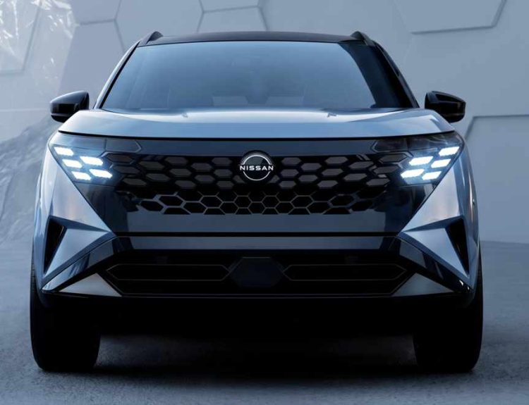 Vista frontal directa de la nueva SUV Nissan X-Trail e-POWER color azul plateado, destacando su enorme parrilla negra de formato panal y los faros LED afilados, sobre un fondo de paneles hexagonales grises.