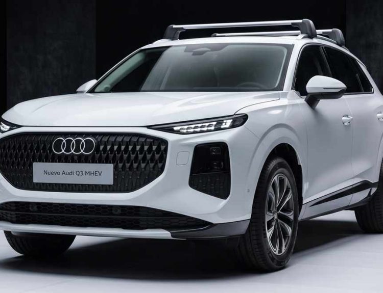 Vista de tres cuartos delantera de la nueva Audi Q3 SUV MHEV color blanco, estacionada en un estudio. Destaca su amplia parrilla frontal oscura y faros LED divididos, con barras de techo instaladas.