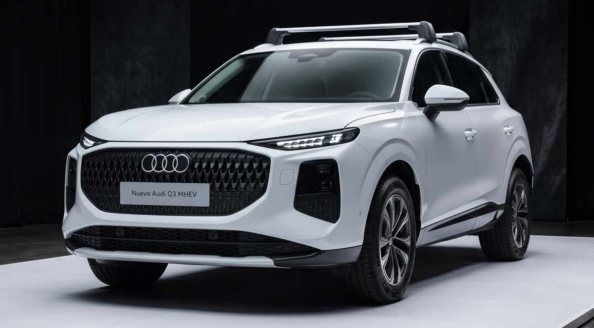 Vista de tres cuartos delantera de la nueva Audi Q3 SUV MHEV color blanco, estacionada en un estudio. Destaca su amplia parrilla frontal oscura y faros LED divididos, con barras de techo instaladas.