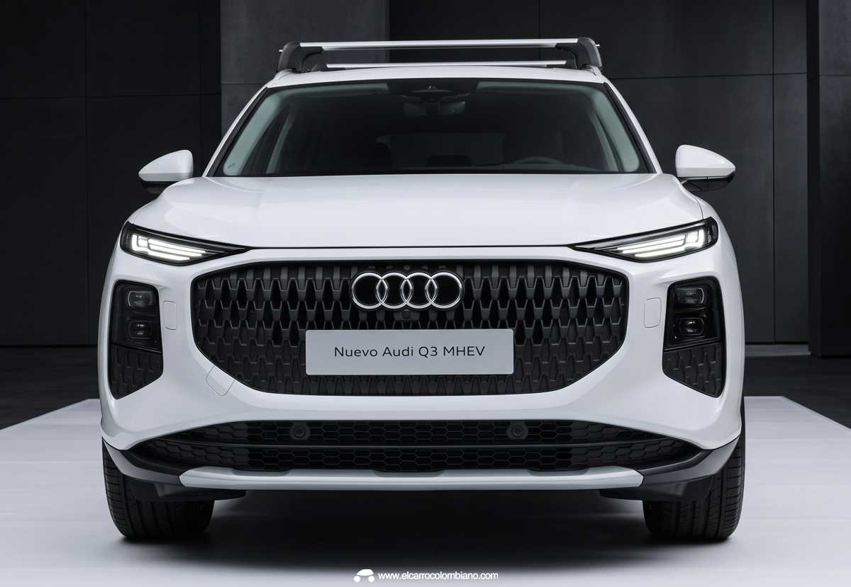 Vista frontal directa de la nueva Audi Q3 MHEV color blanco. Se enfoca en la parrilla octogonal con diseño de eslabones y el logo de los cuatro aros, flanqueada por las luces diurnas superiores y los faros principales inferiores.