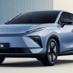 Vista de tres cuartos delantera de la nueva SUV compacta eléctrica Chery E5 color azul claro metalizado, exhibida en estudio. Resalta su diseño frontal afilado con luces diurnas LED superiores y faros principales con proyectores, junto a la placa que dice 'E5' y rines aerodinámicos.