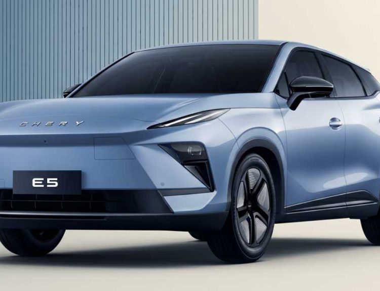 Vista de tres cuartos delantera de la nueva SUV compacta eléctrica Chery E5 color azul claro metalizado, exhibida en estudio. Resalta su diseño frontal afilado con luces diurnas LED superiores y faros principales con proyectores, junto a la placa que dice 'E5' y rines aerodinámicos.