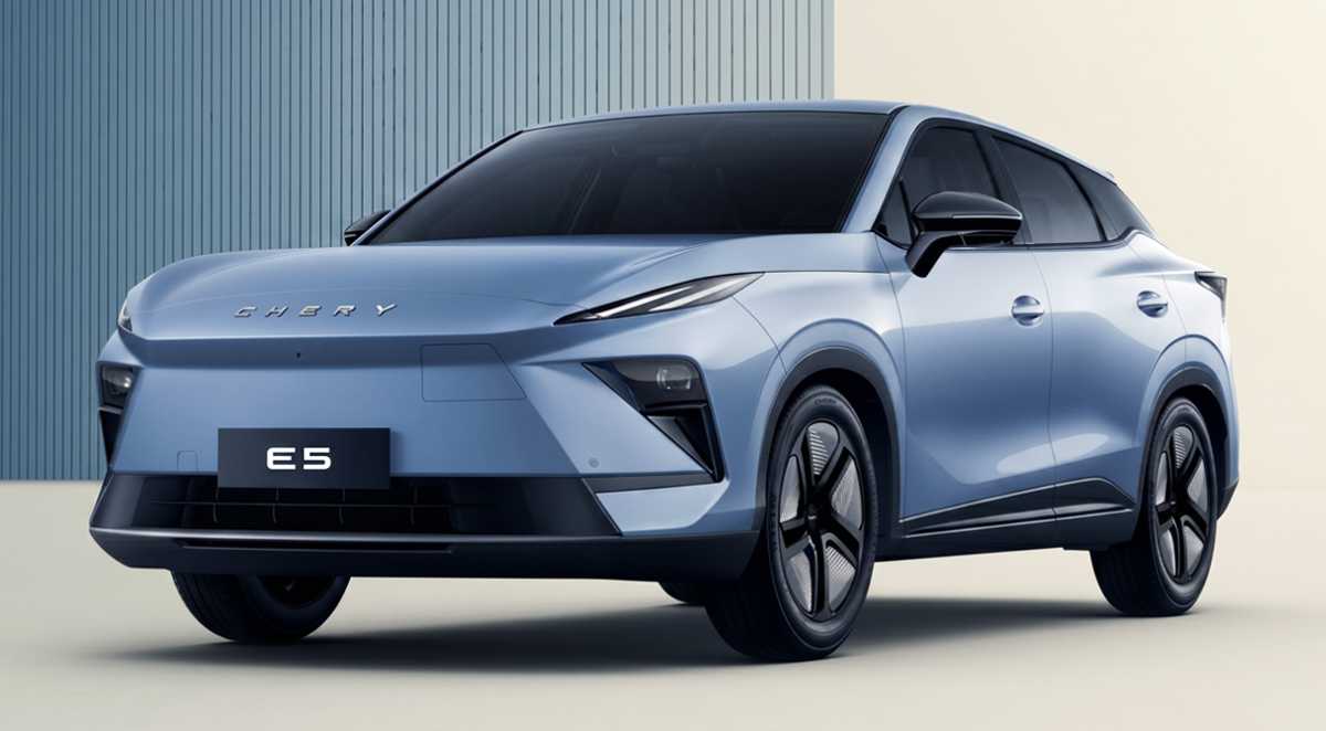 Vista de tres cuartos delantera de la nueva SUV compacta eléctrica Chery E5 color azul claro metalizado, exhibida en estudio. Resalta su diseño frontal afilado con luces diurnas LED superiores y faros principales con proyectores, junto a la placa que dice 'E5' y rines aerodinámicos.