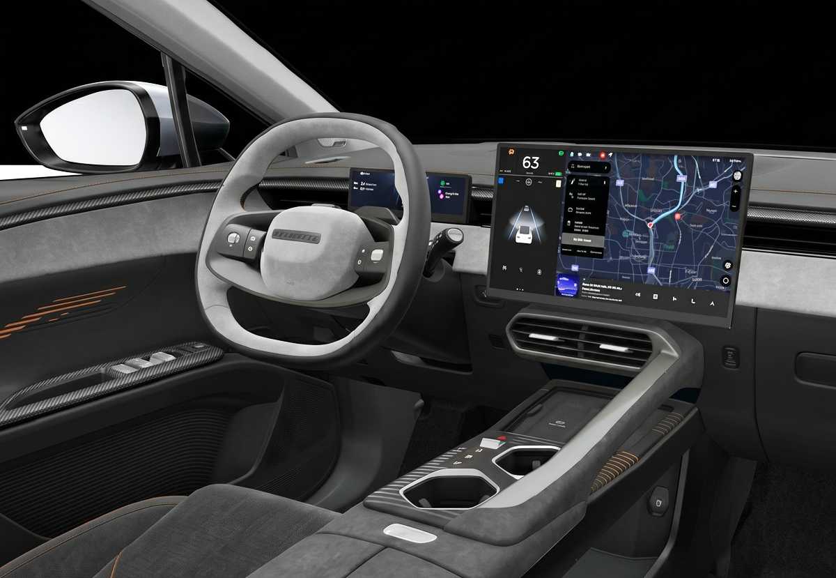 Primer plano detallado de la consola central flotante y las pantallas digitales duales de la Chery E5, vista desde el lado del pasajero. Se destacan la pantalla táctil central con navegación y aplicaciones, y la consola con cargador inalámbrico y selector de marchas rotativo, sobre materiales texturizados y costuras decorativas.