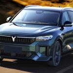 Vista dinámica de tres cuartos delantera de la nueva Voyah Free 318 color verde bosque metalizado, circulando por una carretera de montaña al atardecer. Se aprecia su imponente frontal y luces LED encendidas.