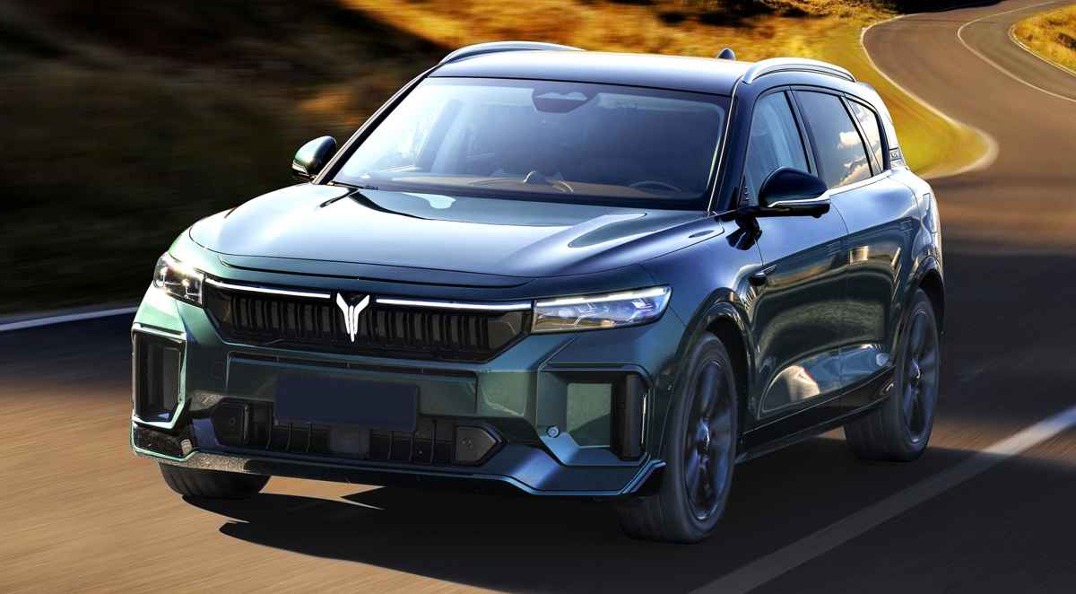 Vista dinámica de tres cuartos delantera de la nueva Voyah Free 318 color verde bosque metalizado, circulando por una carretera de montaña al atardecer. Se aprecia su imponente frontal y luces LED encendidas.