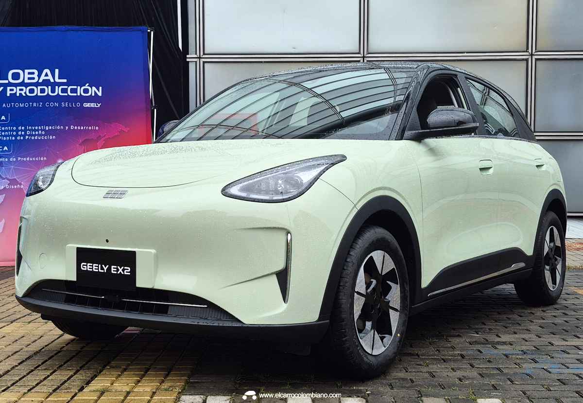 Vista de tres cuartos delantera del nuevo carro eléctrico Geely EX2 en color verde claro pistacho. Destaca su diseño frontal limpio y cerrado, faros en forma de gota y rines aerodinámicos oscuros con diseño de estrella.