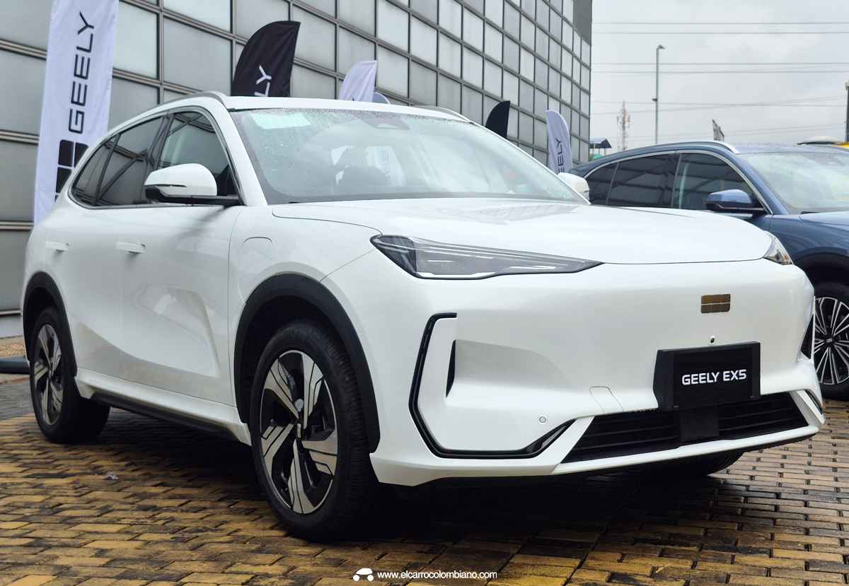 Toma frontal de tres cuartos de la nueva SUV mediana eléctrica Geely EX5 color blanco. Resaltan sus delgadas luces diurnas LED superiores, faros principales integrados al parachoques inferior y rines bitono de aspas.