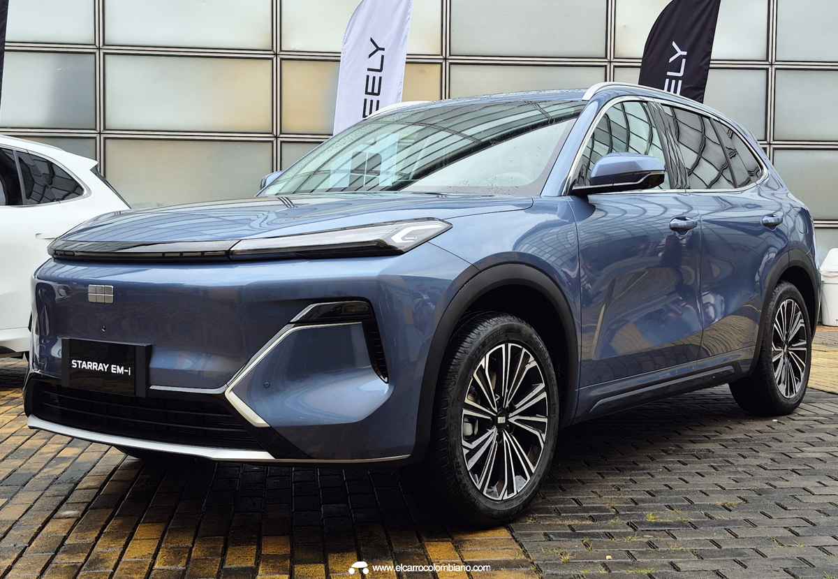 Vista de tres cuartos delantera de la SUV híbrida enchufable Geely Starray EM-i en color azul metalizado. Se aprecia su imponente frontal con la tira de luz LED que cruza a lo ancho y faros enmarcados en molduras poligonales.