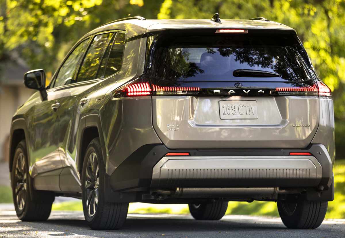 Diseño de la parte trasera de la Toyota RAV4 2026 color bronce, mostrando las nuevas luces LED con firma lumínica vertical, emblema Limited, tracción AWD y doble salida de escape.