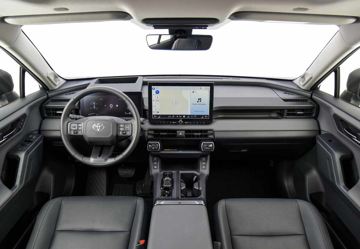 Vista panorámica del interior y tablero de la Toyota RAV4, destacando la pantalla táctil central de 12,9 pulgadas, el cuadro de instrumentos digital de 12,3 pulgadas y el volante multifunción.