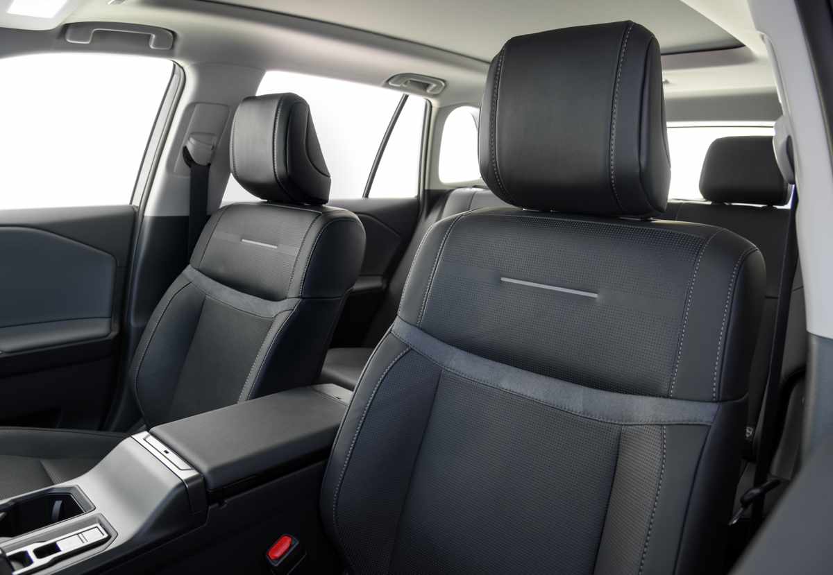 Detalle de los asientos delanteros de la Toyota RAV4 Limited, tapizados en cuero negro con perforaciones para ventilación, costuras visibles y apoyabrazos central.
