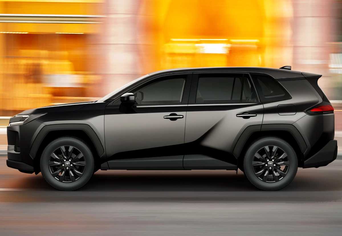 Vista de perfil lateral en movimiento de la Toyota RAV4 2026 en color negro, exhibiendo su silueta robusta, rines oscuros deportivos, barras de techo y líneas de carácter.