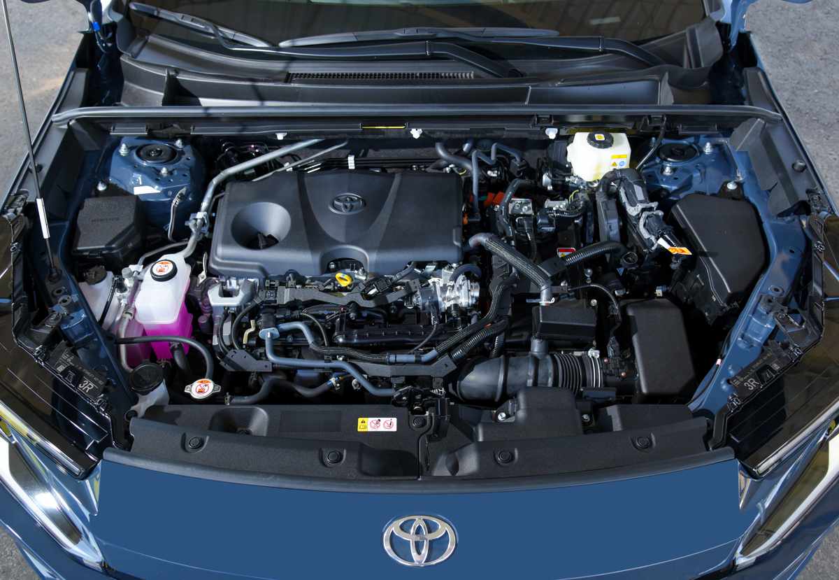 Vista del compartimiento del motor de la Toyota RAV4 híbrida, donde se aprecia el bloque a gasolina de 2.5 litros de cuatro cilindros junto a los componentes y cableado del sistema eléctrico.