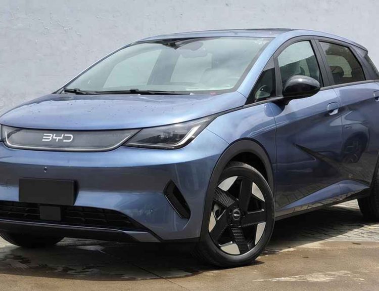 Vista tres cuartos delantera del nuevo BYD Dolphin 2026 color azul estacionado en exteriores, mostrando su renovado diseño frontal, faros LED y rines bitono aerodinámicos.