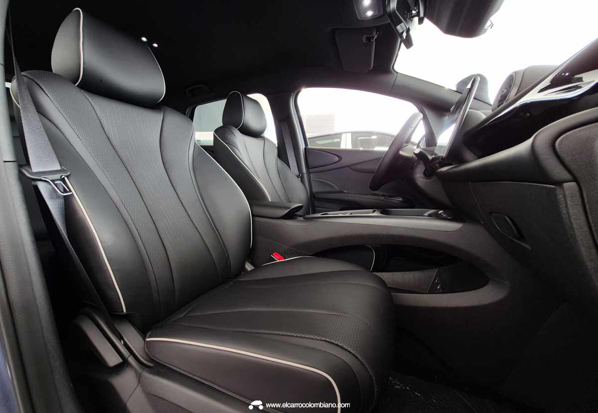 Primer plano de los asientos delanteros ergonómicos del nuevo BYD Dolphin 2026, destacando la nueva tapicería de alta densidad en cuero sintético negro con bordes claros y diseño deportivo.