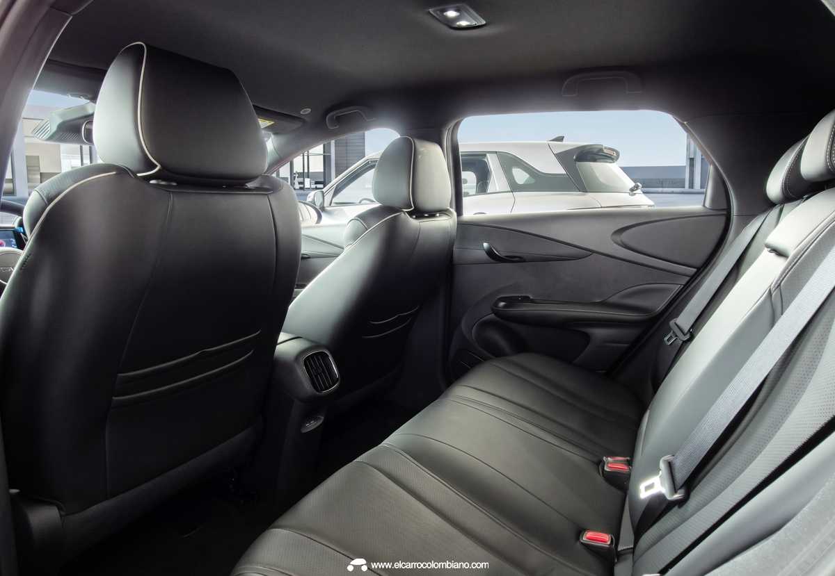 Vista de las plazas traseras del nuevo BYD Dolphin 2026, exhibiendo el amplio espacio interior, los asientos tapizados en cuero sintético negro y las nuevas salidas de aire acondicionado para los pasajeros.