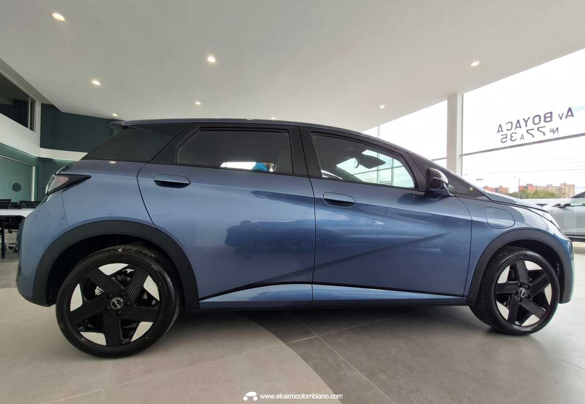 Perfil lateral completo del nuevo BYD Dolphin 2026 color azul, mostrando su carrocería extendida a 4,28 metros de largo, marcadas líneas de diseño y llantas Hankook con rines de 17 pulgadas.