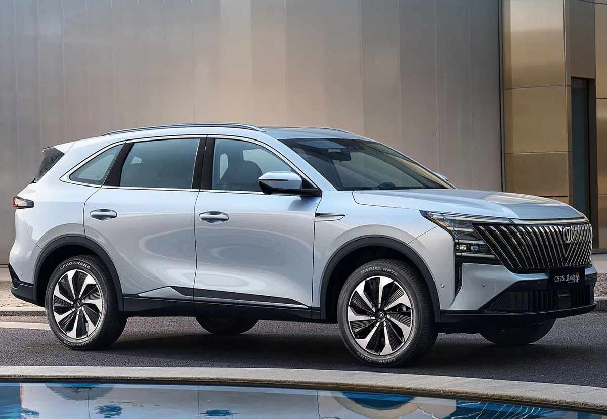 Vista tres cuartos delantera de la SUV Changan CS75 Plus HEV plateada estacionada en exteriores, mostrando sus proporciones, diseño exterior renovado y rines bitono.