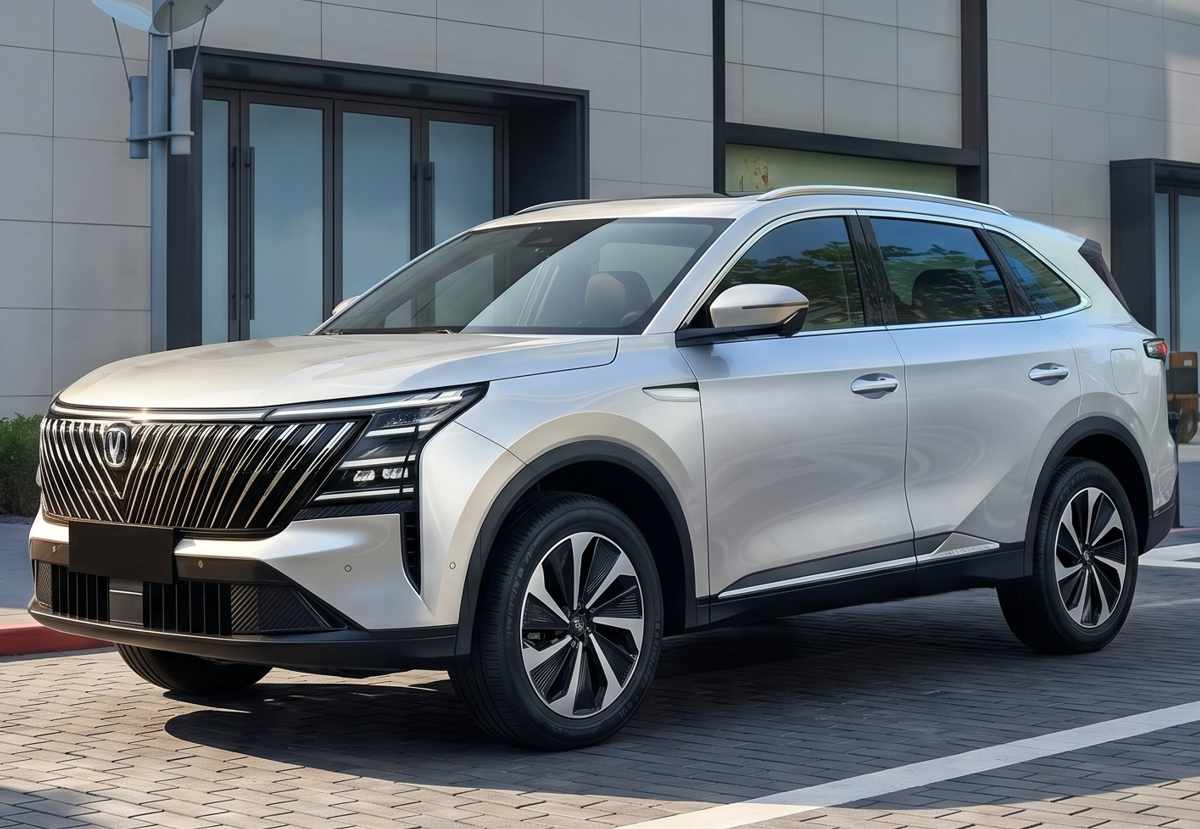 Vista tres cuartos delantera de la Changan CS75 Plus HEV plateada estacionada sobre piso adoquinado, resaltando la fuerte caída de su frontal, la parrilla en 