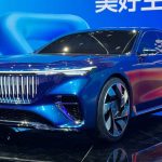 Vista tres cuartos delantera del prototipo Geely Galaxy Light Segunda Generación color azul profundo, exhibido en el Salón de Pekín 2026. Destaca su panel cerrado con trazos iluminados y faros LED afilados.