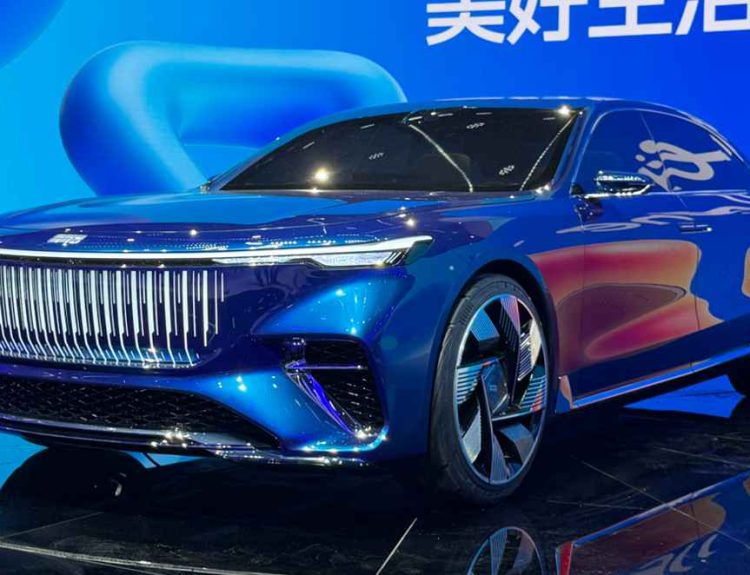 Vista tres cuartos delantera del prototipo Geely Galaxy Light Segunda Generación color azul profundo, exhibido en el Salón de Pekín 2026. Destaca su panel cerrado con trazos iluminados y faros LED afilados.