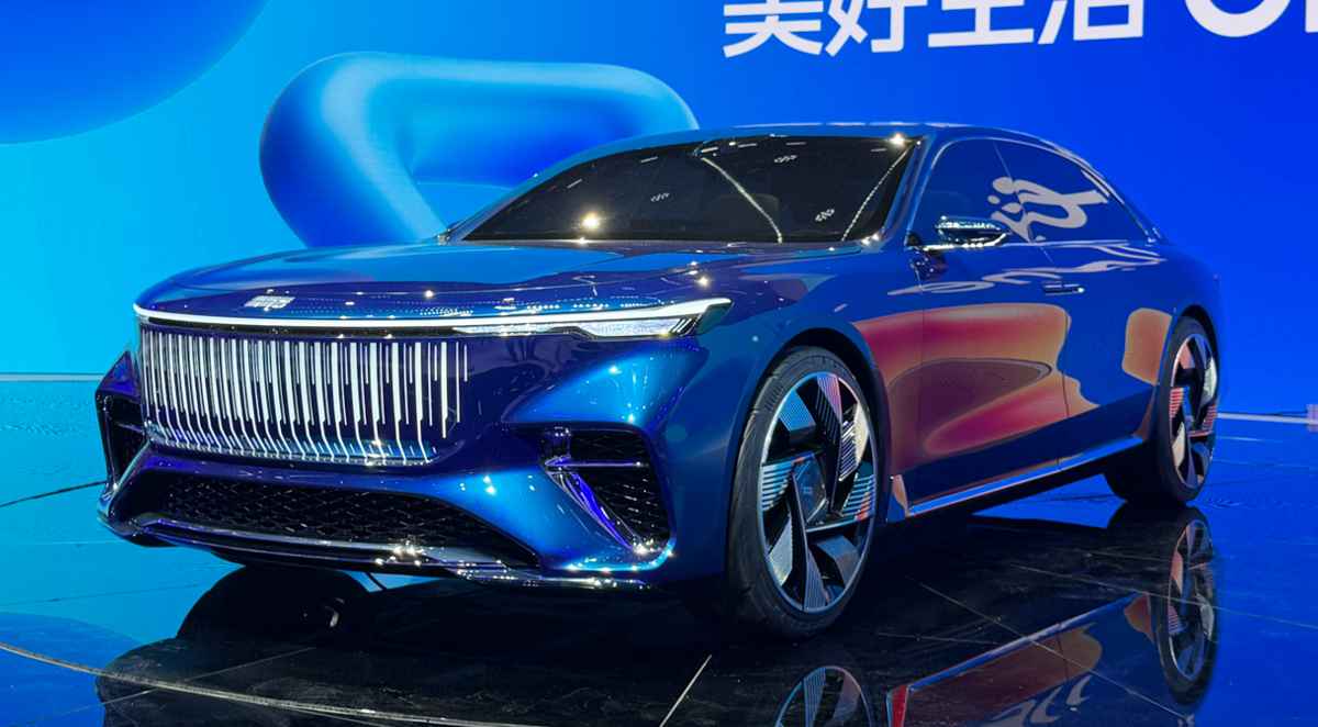 Vista tres cuartos delantera del prototipo Geely Galaxy Light Segunda Generación color azul profundo, exhibido en el Salón de Pekín 2026. Destaca su panel cerrado con trazos iluminados y faros LED afilados.