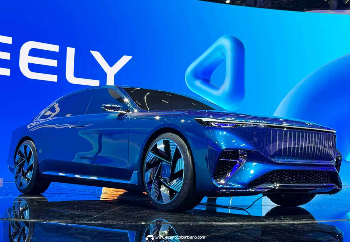 Ángulo bajo frontal del concept car Geely Galaxy Light 2nd Generation azul en el Auto China 2026, mostrando sus rines bitono aerodinámicos, el gran capó y la iluminación frontal completa.