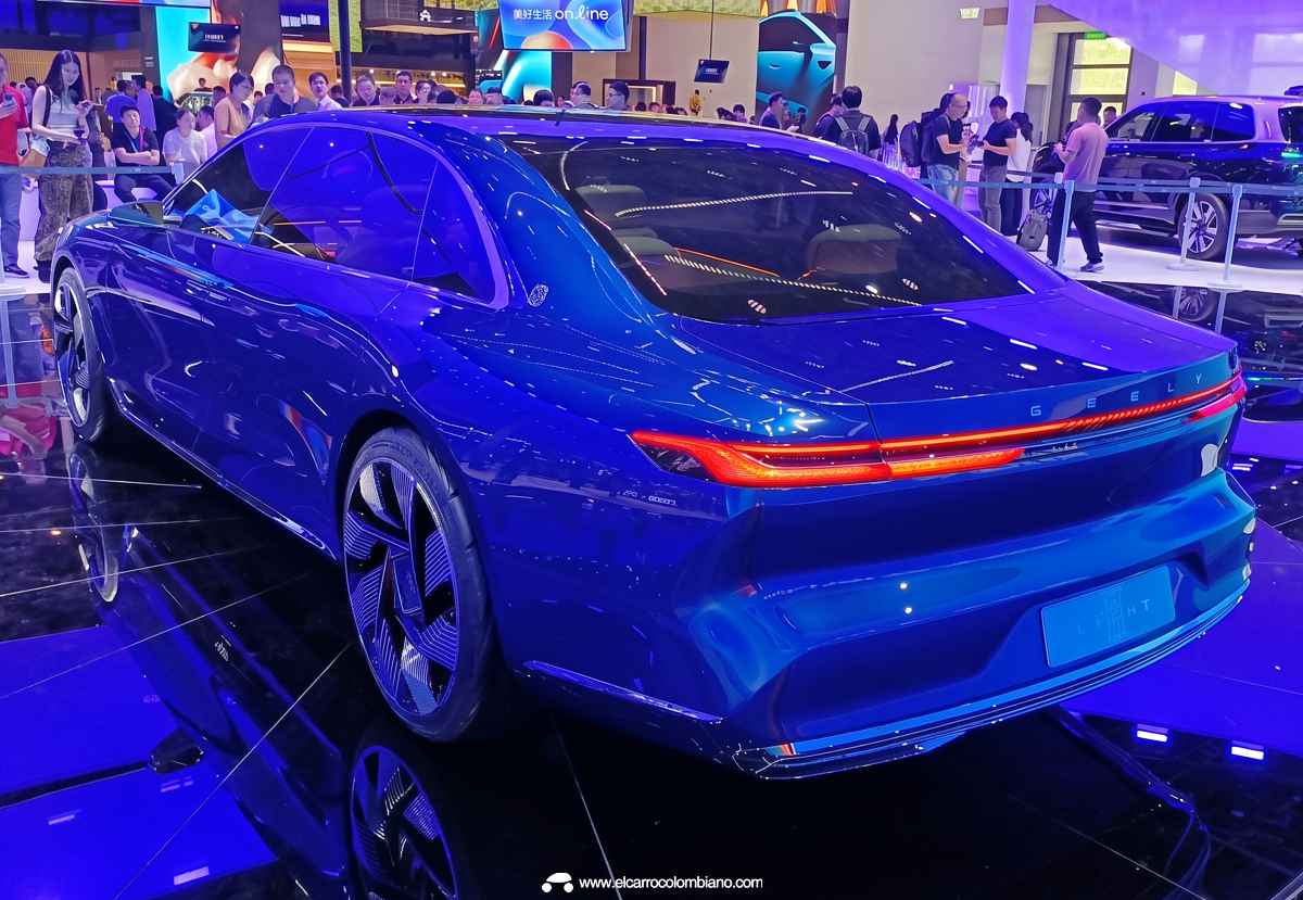 Vista tres cuartos trasera del majestuoso sedán Geely Galaxy Light Segunda Generación, resaltando la fuerte caída del techo tipo fastback, su firma lumínica LED horizontal y el nombre del fabricante retroiluminado.