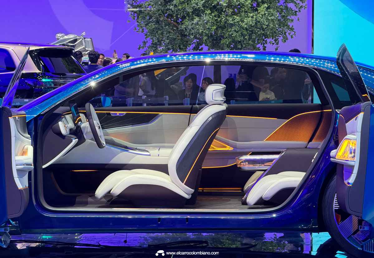 Vista lateral del habitáculo del Geely Galaxy Light Segunda Generación con sus puertas de apertura inversa abiertas, revelando la amplia configuración de cuatro asientos independientes sin pilar central.