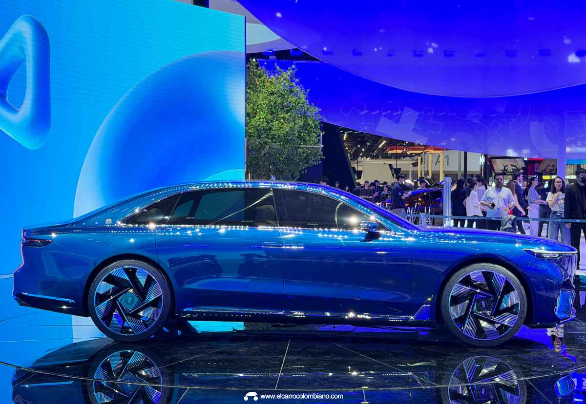 Perfil lateral completo del imponente sedán Geely Galaxy Light 2nd Generation color azul en su stand de Pekín, destacando su extensa carrocería de tres volúmenes, manijas retráctiles ocultas y rines aerodinámicos.