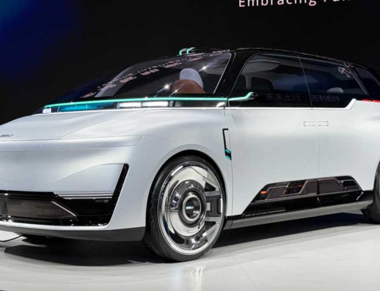 Vista de tres cuartos delantera del concept car Geely Eva Cab en su stand de exhibición en Pekín, mostrando su diseño de minivan blanca con líneas limpias, rines cromados, el parachoques inferior con la inscripción 'ROBOTAXI' y detalles de iluminación LED verde azulado.