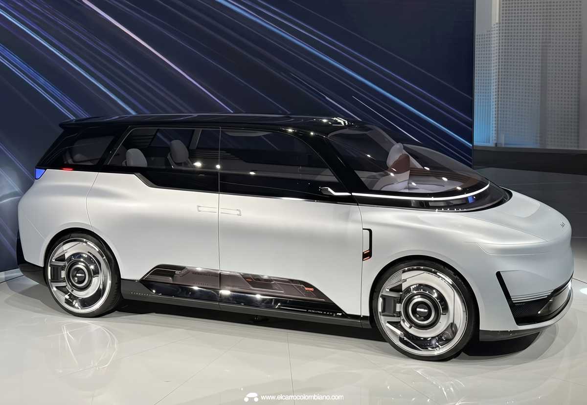 Perfil lateral derecho completo del Geely Eva Cab autónomo, resaltando su silueta de minivan monolítica con techo negro flotante, grandes rines aerodinámicos cromados y un diseño exterior sin manijas visibles para las puertas corredizas eléctricas.