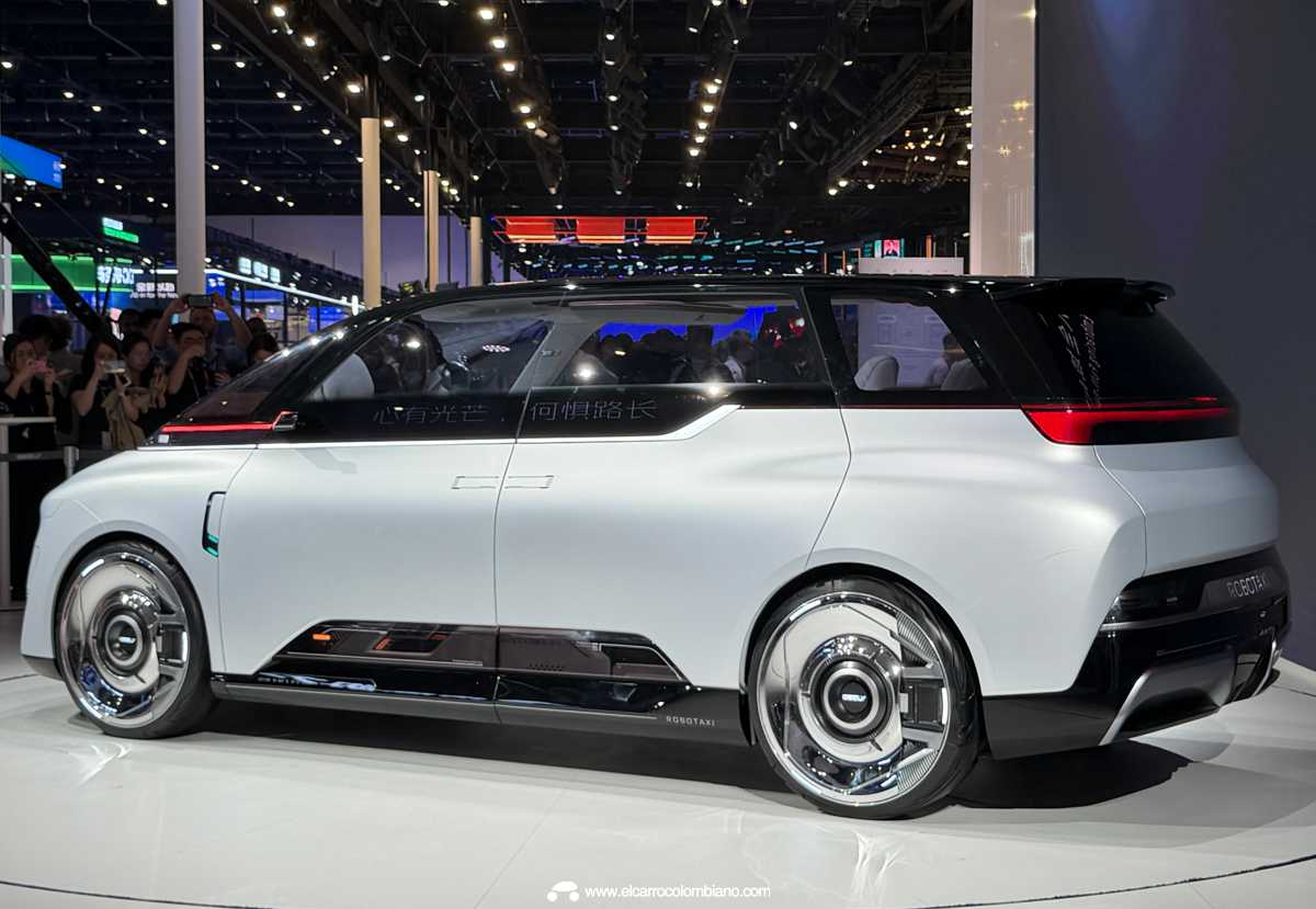 Ángulo lateral trasero izquierdo del Geely Eva Cab exhibido en el Auto China 2026, destacando la luz trasera LED continua, la palabra 'ROBOTAXI' en el parachoques trasero y la limpieza de sus líneas de diseño en la parte posterior.