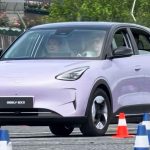 El hatchback eléctrico Geely EX2 realizando pruebas dinámicas sobre una pista de conos en China, demostrando su gran agilidad y estabilidad.