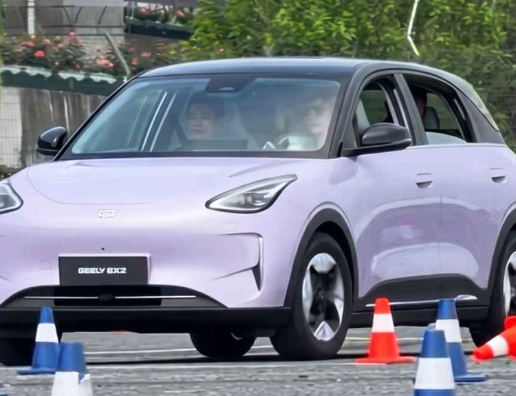 El hatchback eléctrico Geely EX2 realizando pruebas dinámicas sobre una pista de conos en China, demostrando su gran agilidad y estabilidad.
