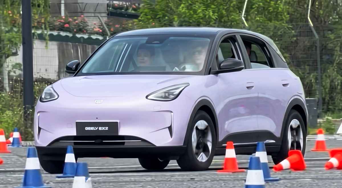 El hatchback eléctrico Geely EX2 realizando pruebas dinámicas sobre una pista de conos en China, demostrando su gran agilidad y estabilidad.