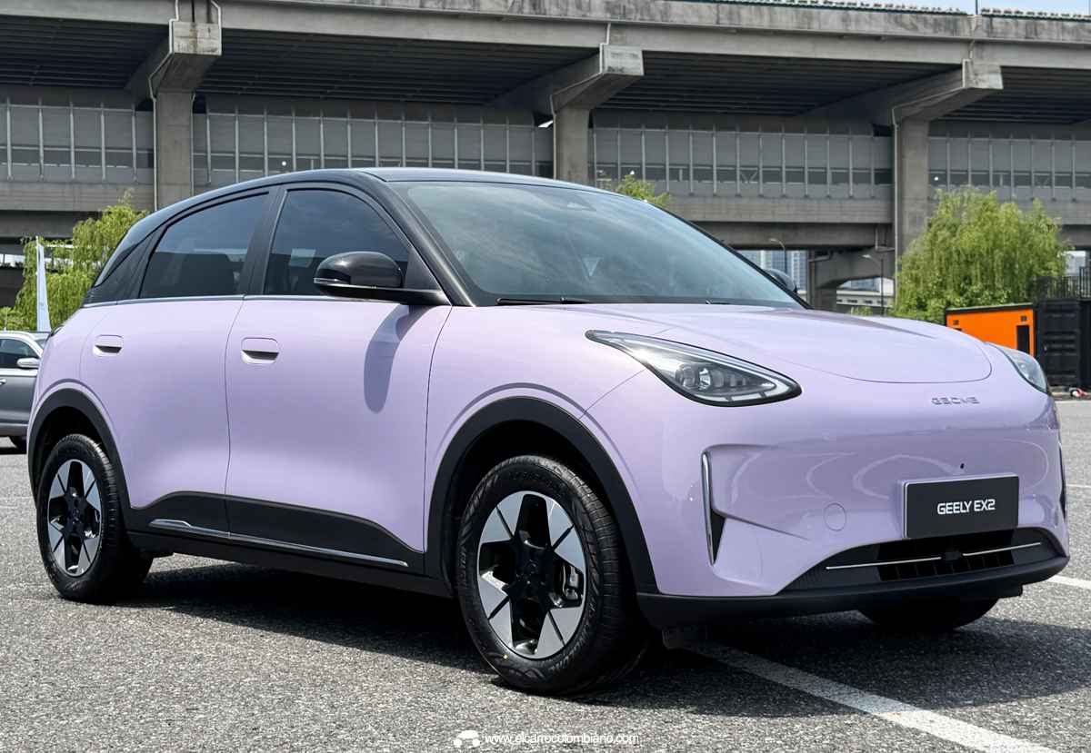 Ángulo frontal y perfil lateral del nuevo Geely EX2, resaltando sus luces triangulares, plásticos inferiores y techo flotante oscuro.