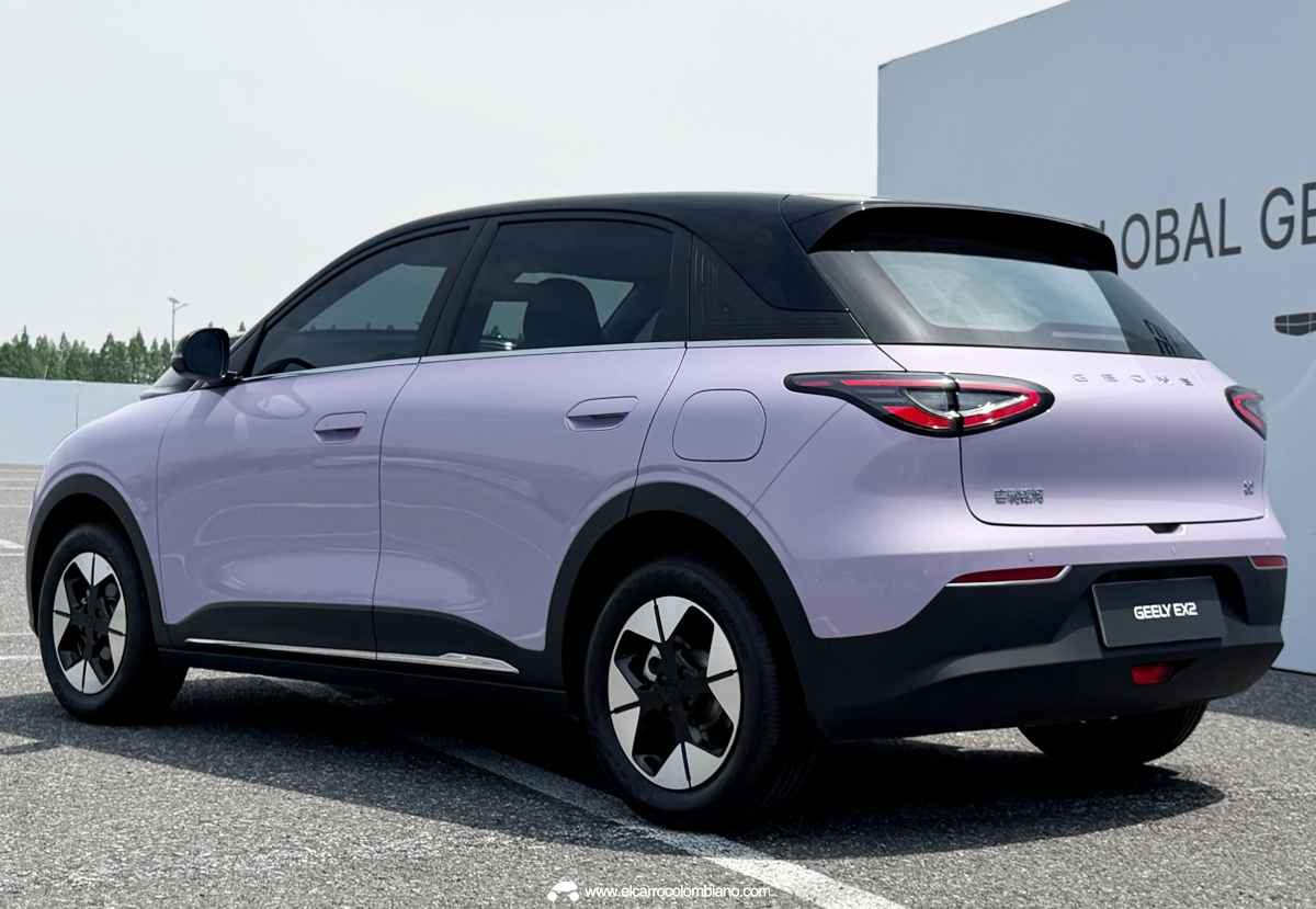 Vista posterior del Geely EX2 mostrando el diseño de sus faros traseros y el emblema Geome utilizado originalmente para el mercado asiático.