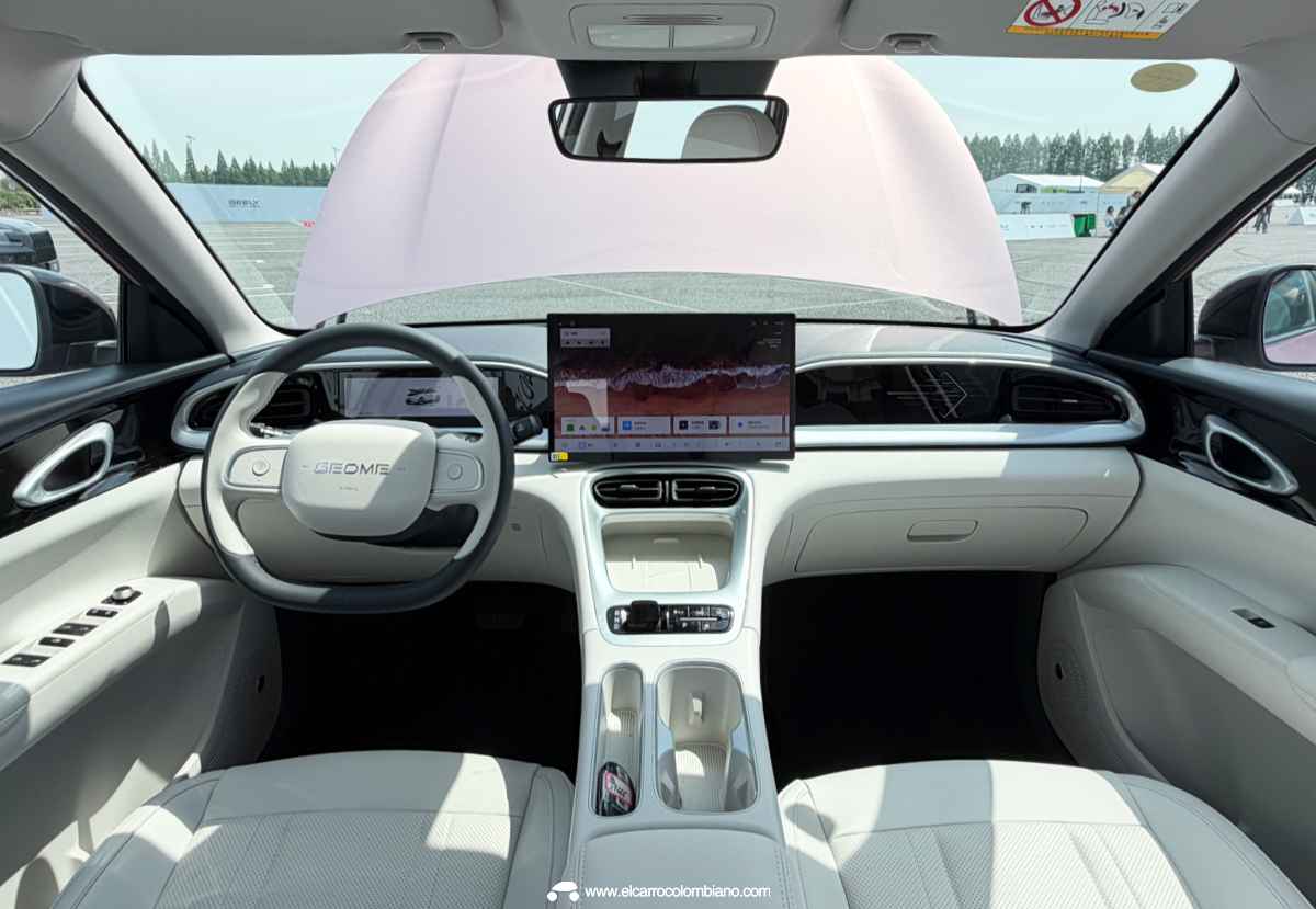 Panorámica del interior del Geely EX2 destacando la pantalla táctil de 14,6 pulgadas, el tablero digital y su diseño de cabina minimalista.