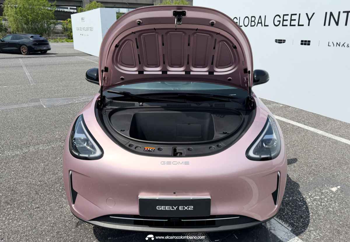 Exclusivo maletero delantero o 'frunk' del Geely EX2 abierto, revelando un práctico espacio de 70 litros poco común entre los vehículos de su segmento.