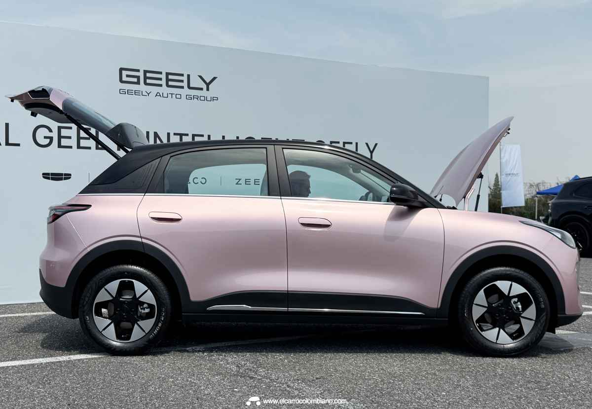Perfil completo del Geely EX2 en tono rosa con sus compartimientos abiertos, demostrando su enorme practicidad de carga adelante y atrás.