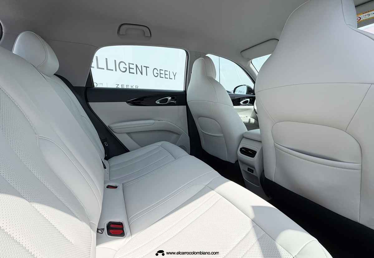 Espaciosa banca trasera del Geely EX2 evidenciando el amplio espacio disponible para las piernas de los pasajeros y sus salidas de ventilación.