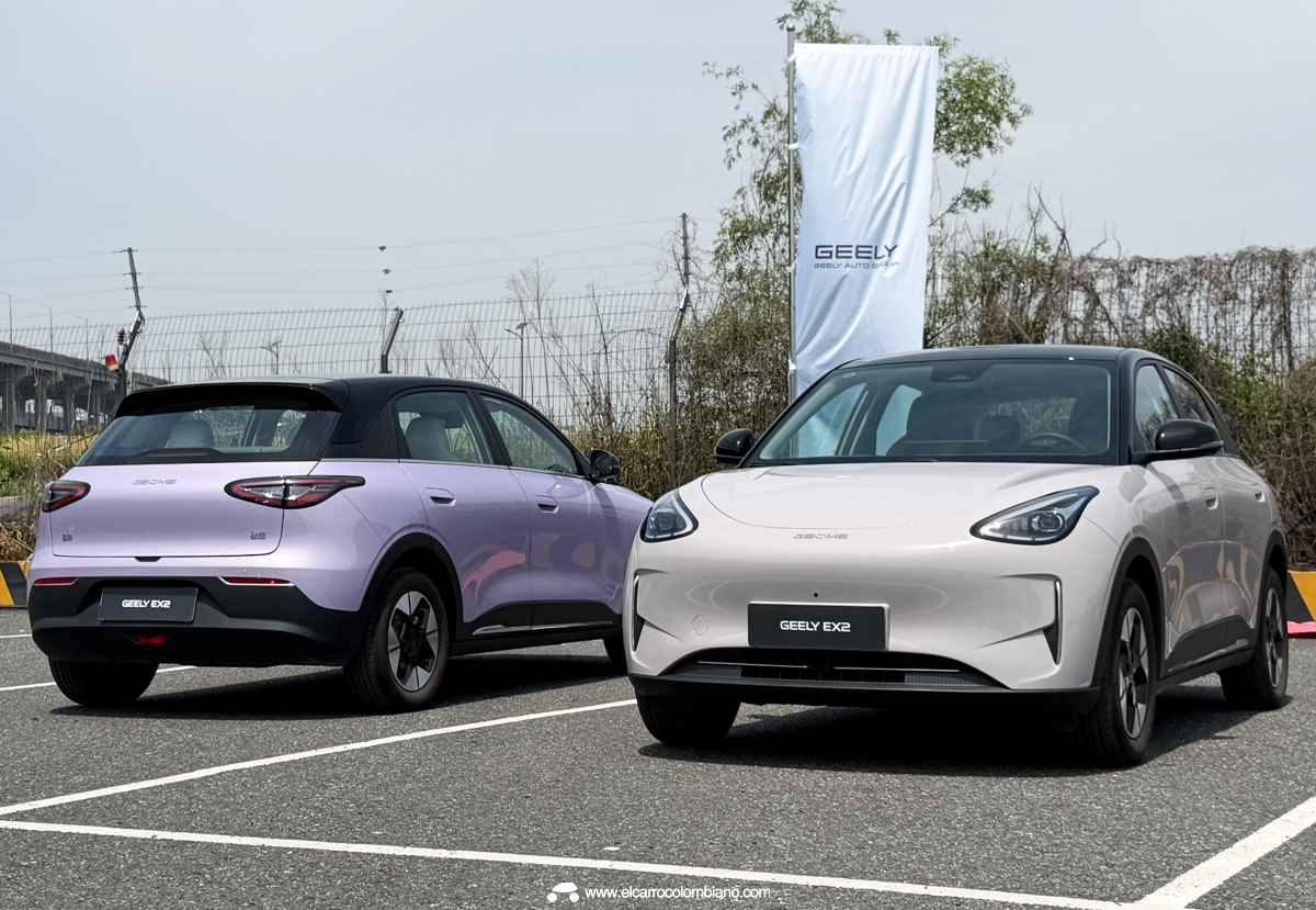 Dos hatchbacks eléctricos Geely EX2 estacionados al aire libre. La unidad color lila muestra su diseño trasero mientras que la unidad color crema exhibe su frontal, permitiendo apreciar ambos ángulos del city car asiático.